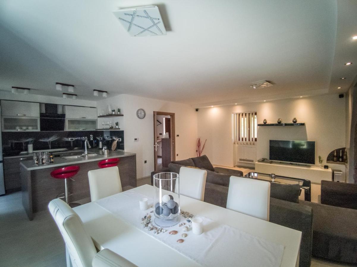 Holiday House Tos-Vila With Heated Pool Vrbnik Exterior foto